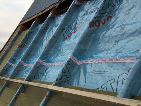 Ocieplanie poddasza a folia paroizolacyjna – dlaczego to połączenie jest kluczem do sukcesu