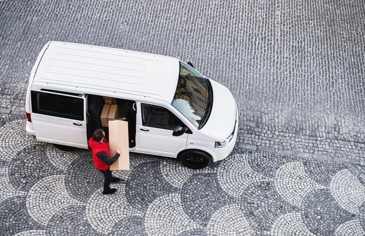 Profesjonalne zabezpieczenie powierzchni w transporcie – jakie taśmy ochronne wybrać?