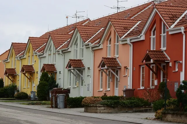 Jakie środki ochrony przeciwpożarowej należy zastosować w budynkach w zabudowie bliźniaczej?