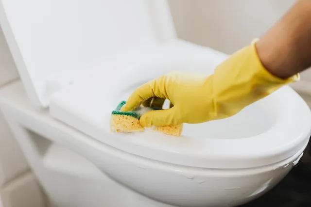 Jak dobrać estetyczną miskę WC do małej łazienki?