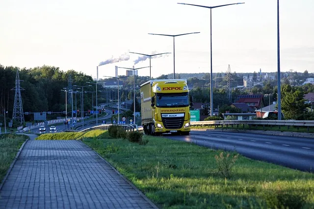 Co wybrać – własna flota pojazdów czy usługi transportowe?