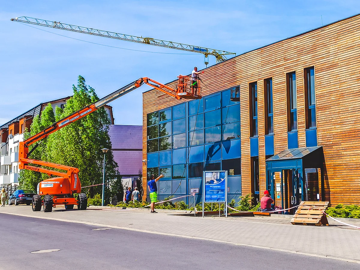 Wynajem podnośników koszowych na nowe inwestycje i budowy