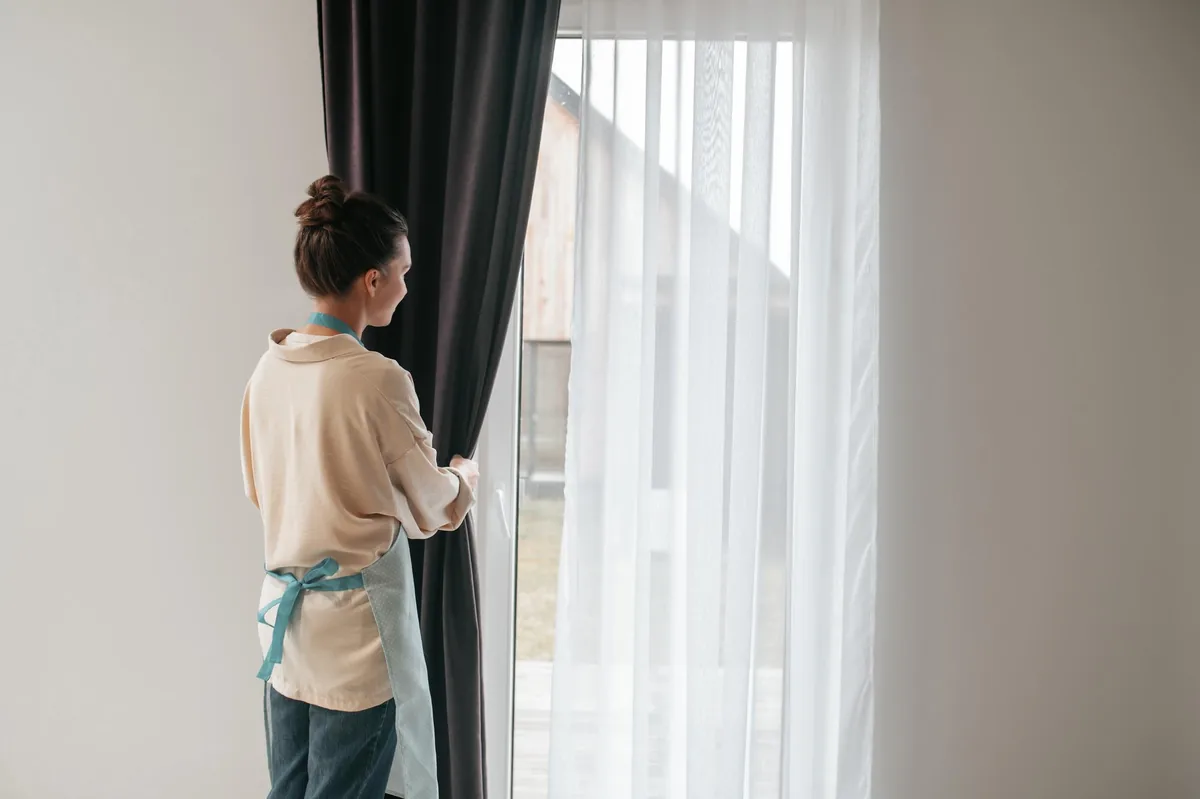 Jakie zalety mają gotowe firany na taśmie? Sprawdzamy